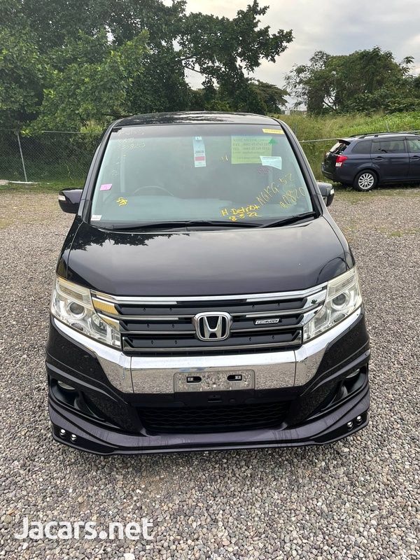 Honda Stepwgn Spada 2,0L 2013-1