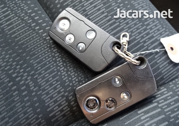 Toyota Isis 1,8L 2012-9