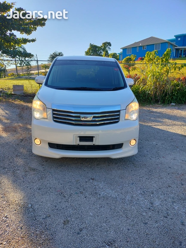 Toyota Noah 2,0L 2013-1