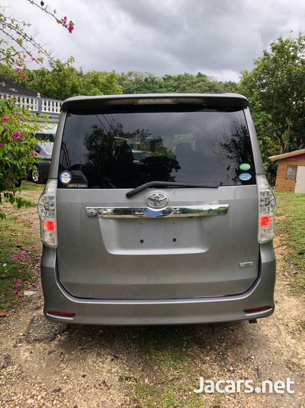 Toyota Voxy 2,0L 2013-5