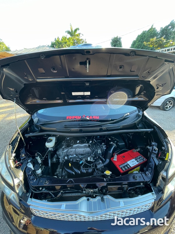 Toyota Voxy 2,0L 2012-6
