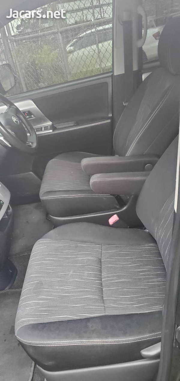Toyota Voxy 2,0L 2012-3