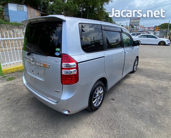 Toyota Noah 2,0L 2013-5