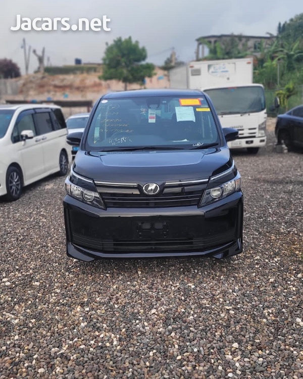 Toyota Voxy 2,0L 2016-1