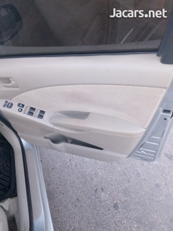 Toyota Isis 1,8L 2012-10