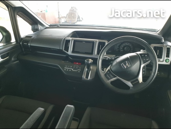Honda Stepwgn Spada 2,0L 2013-6