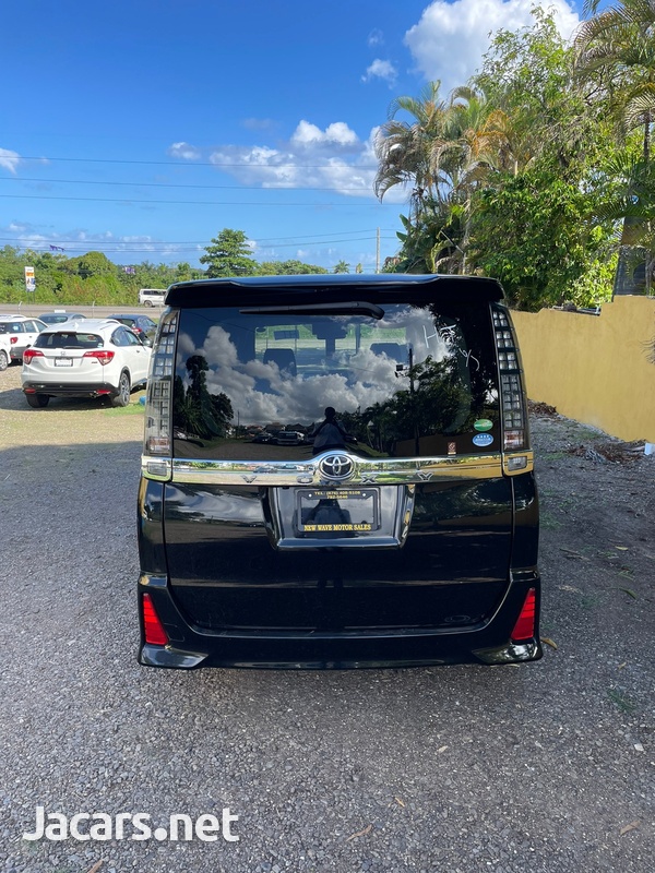 Toyota Voxy 2,0L 2016-8