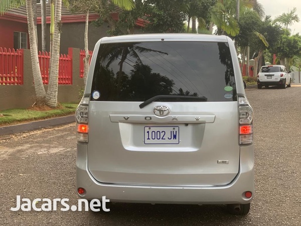 Toyota Voxy 2,0L 2012-5