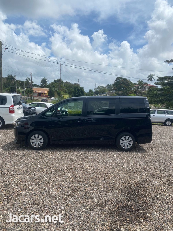 Toyota Voxy 2,0L 2016-12