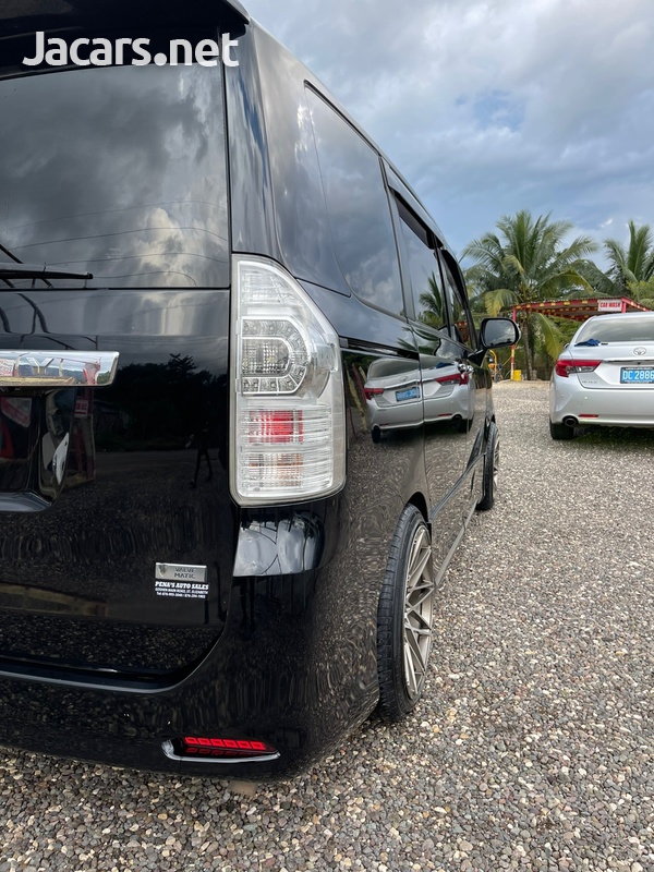 Toyota Voxy 2,0L 2012-5