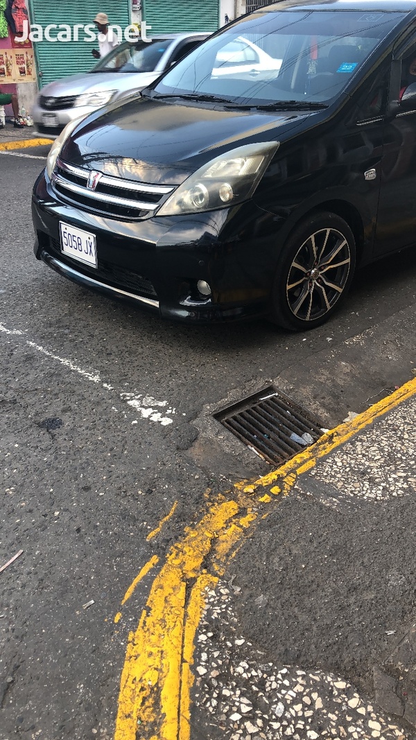 Toyota Isis 2,0L 2011-3