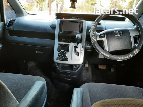 Toyota Voxy 2,0L 2011-6