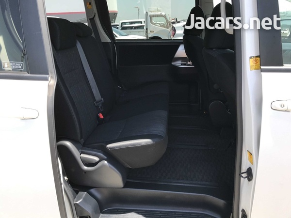 Toyota Voxy 2,0L 2013-5