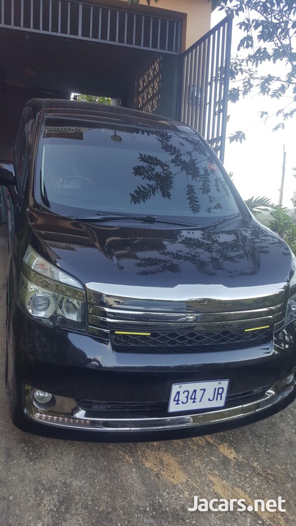 Toyota Voxy GS 2011-1