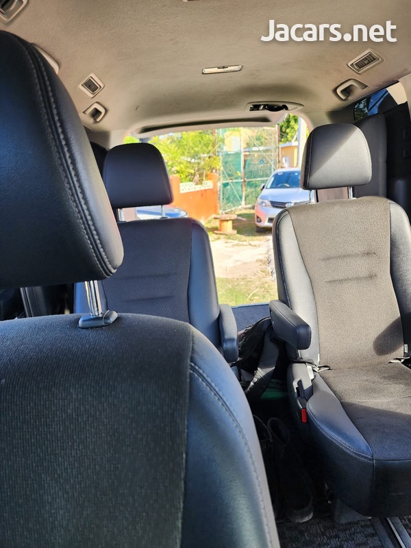 Toyota Voxy 2,0L 2013-5