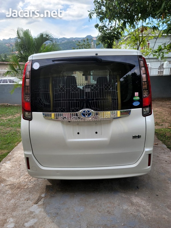 Toyota Noah 2,0L 2016-5