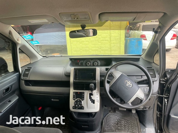 Toyota Voxy 2,0L 2010-3