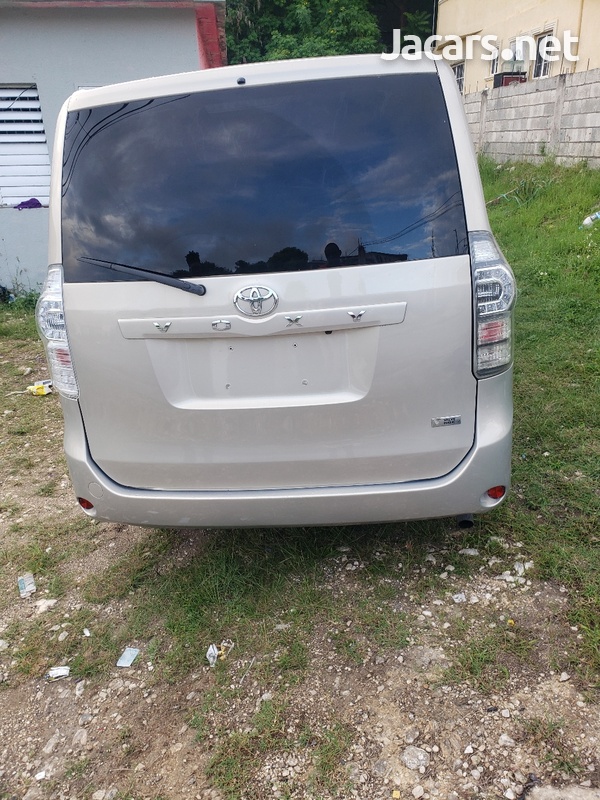 Toyota Voxy 2,0L 2011-5