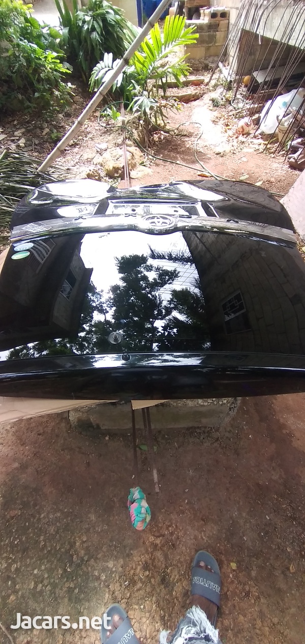 Damage 2014 Toyota Voxy trunk any reasonable offers will be accepted-6