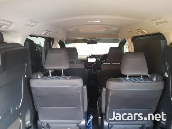 Toyota Voxy 2,0L 2015-7