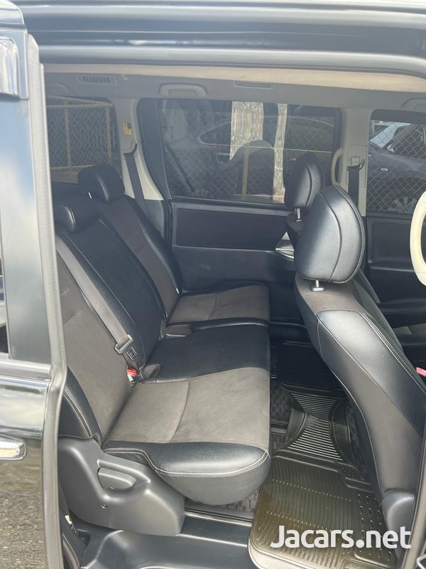Toyota Voxy 2,0L 2013-8