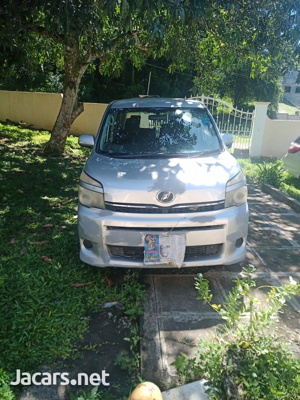 Toyota Voxy 2012-2