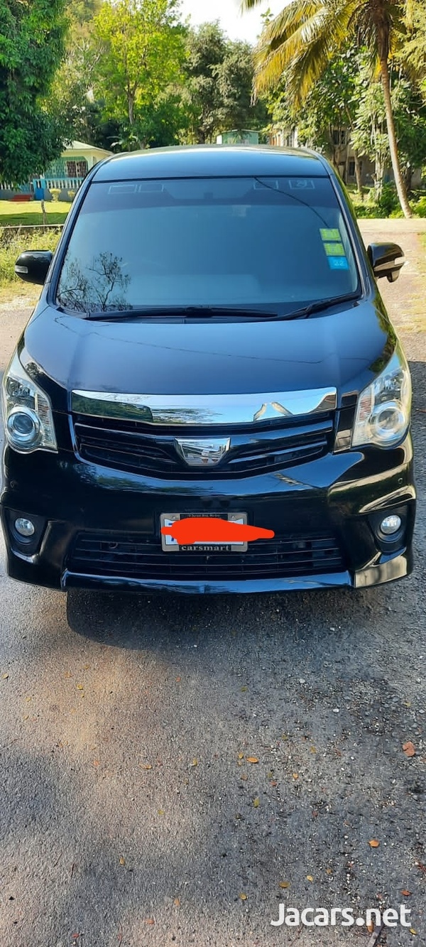 Toyota Noah 2,0L 2011-4