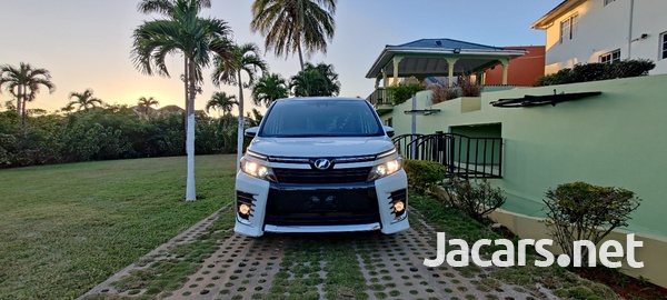 Toyota Voxy 2,0L 2017-1