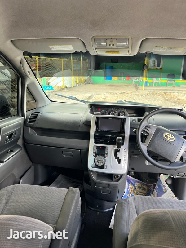 Toyota Voxy 2,0L 2010-5