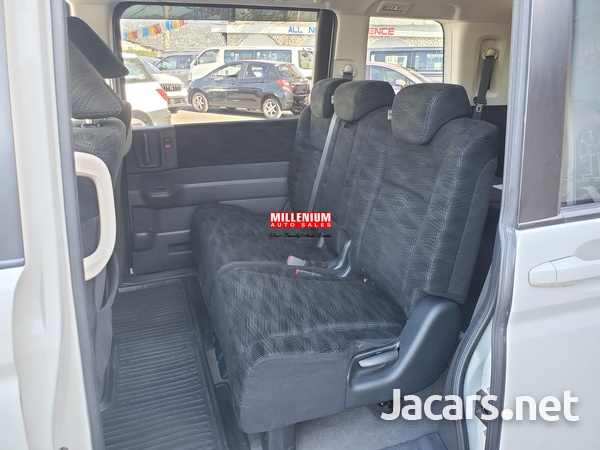 Honda Stepwgn 2,0L 2015-8