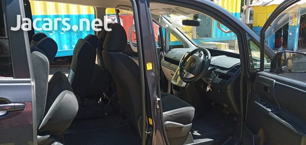 Toyota Voxy 2,0L 2012-11