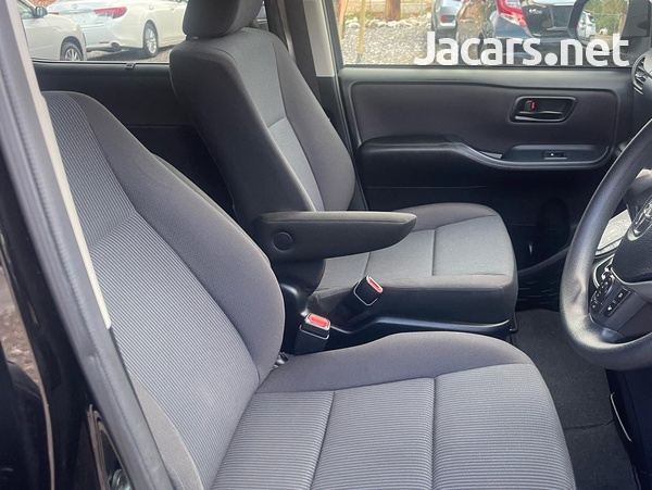 Toyota Voxy 2,0L 2016-7