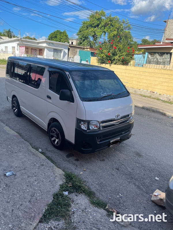 Toyota Hiace Bus-2