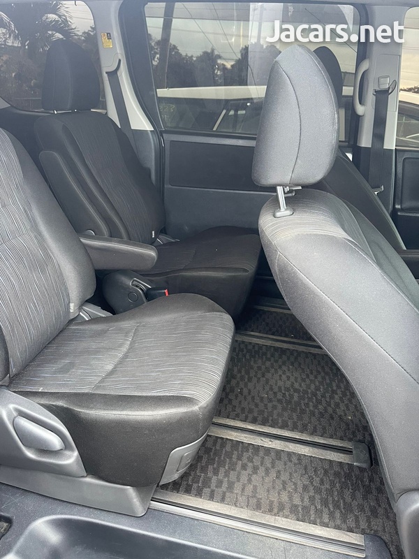 Toyota Voxy 1,8L 2011-6