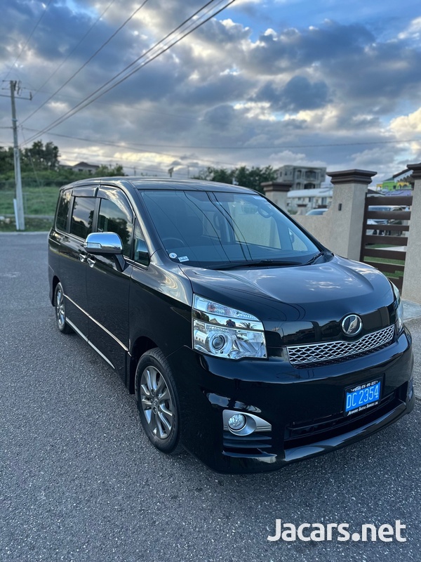 Toyota Voxy 2,0L 2013-3