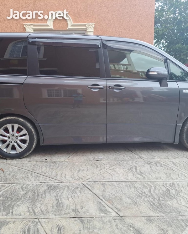 Toyota Noah 2,0L 2012-5