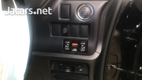 Toyota Voxy 2,0L 2016-8