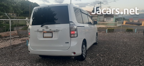TOYOTA VOXY 2010, PEARL WHITE, IMMACULATE CONDITION, BUTTON START, 8 SEATS-4
