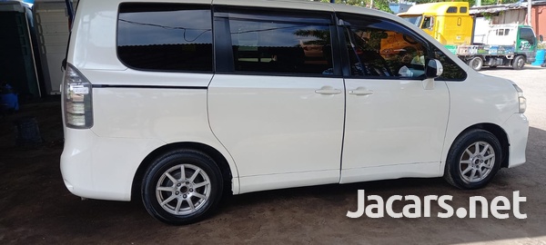 Toyota Voxy 2012-11