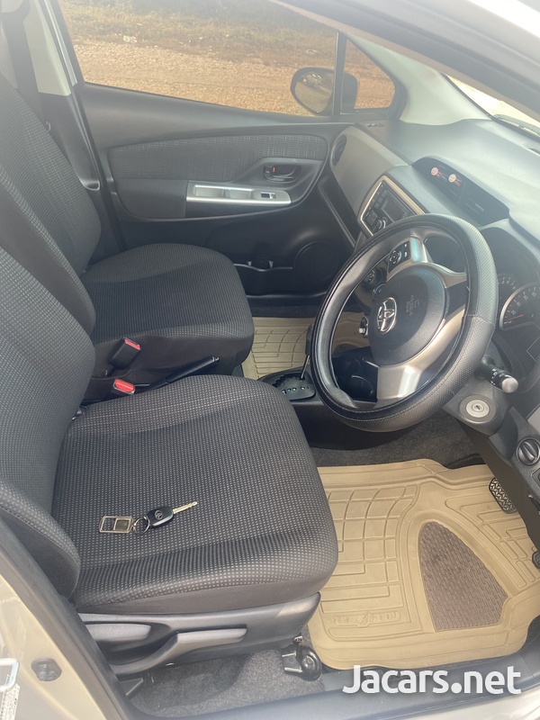 Toyota Vitz 1,0L 2014-6