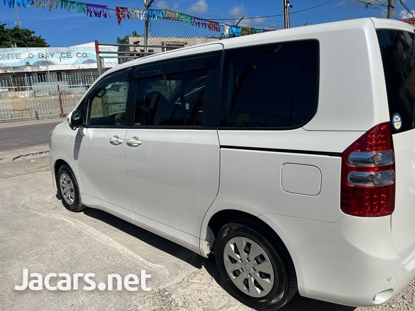 Toyota Noah 2,0L 2013-6