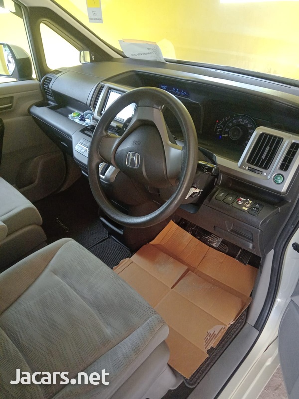 Honda Stepwgn 2,0L 2013-3