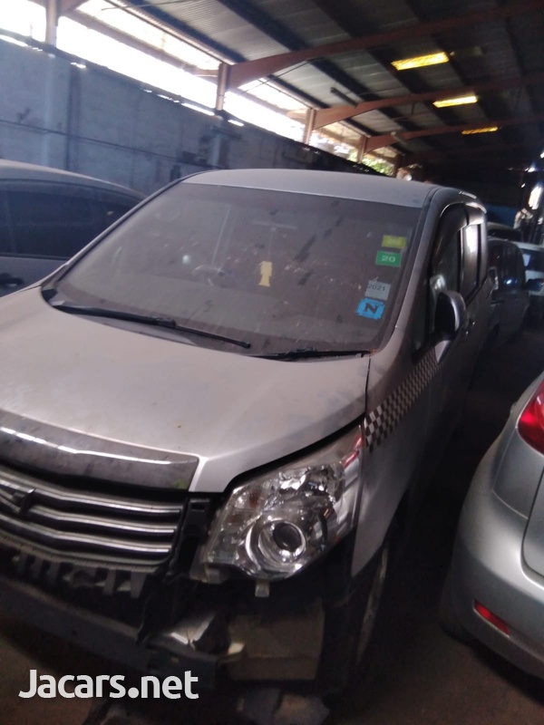 Toyota Noah 2,0L 2013-1
