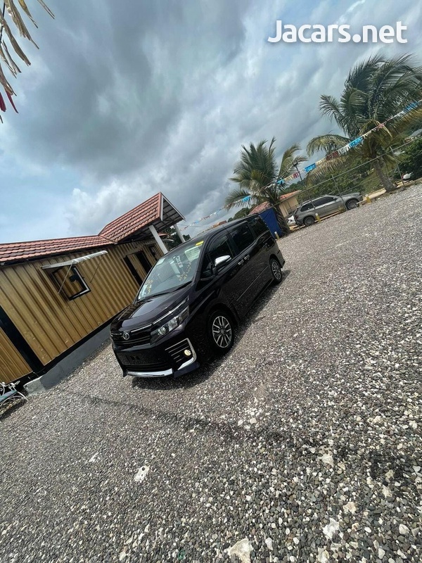 Toyota Voxy 2,0L 2014-7