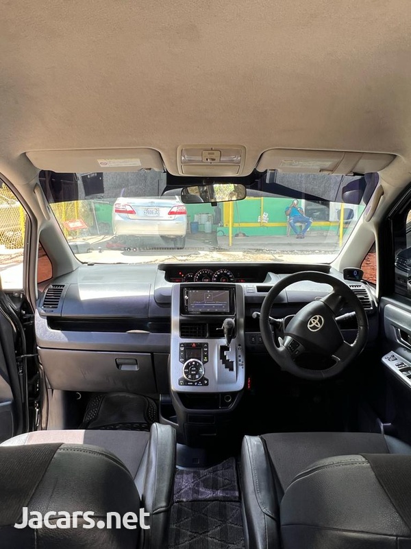 Toyota Voxy 2,0L 2013-5