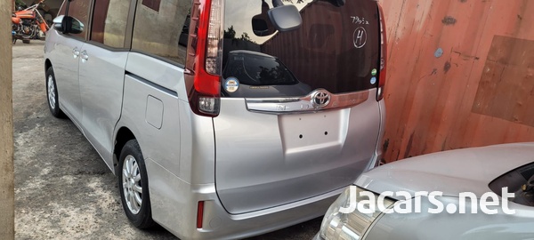 Toyota Noah 2,0L 2016-3