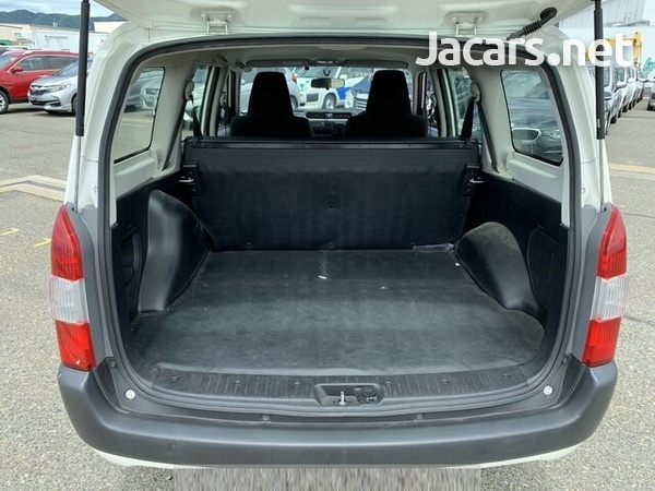 Toyota Probox 1,3L 2017-10