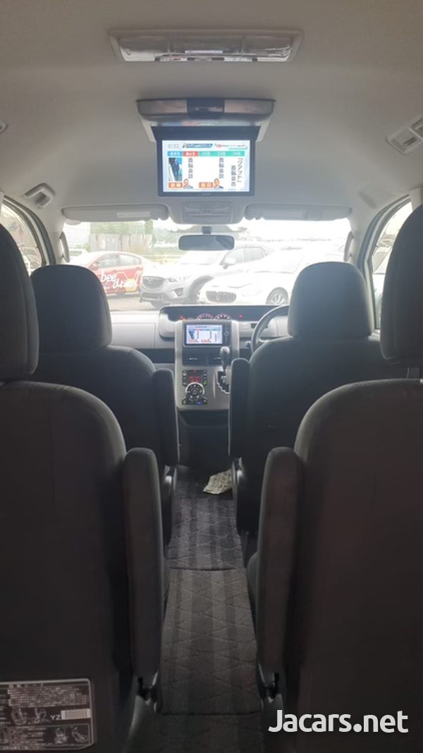 Toyota Voxy 2,0L 2013-6