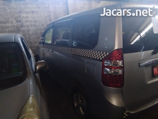 Toyota Noah 2,0L 2013-6