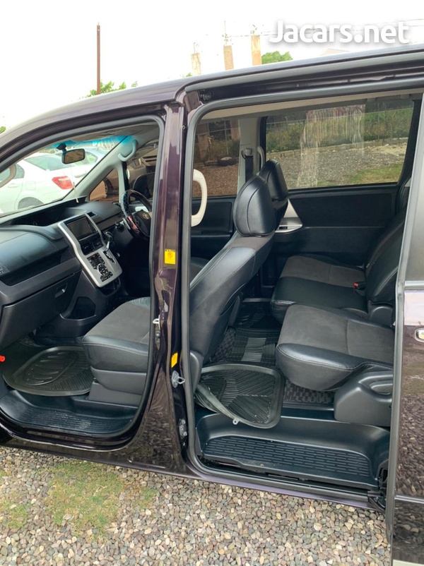 Toyota Voxy 2,0L 2013-9